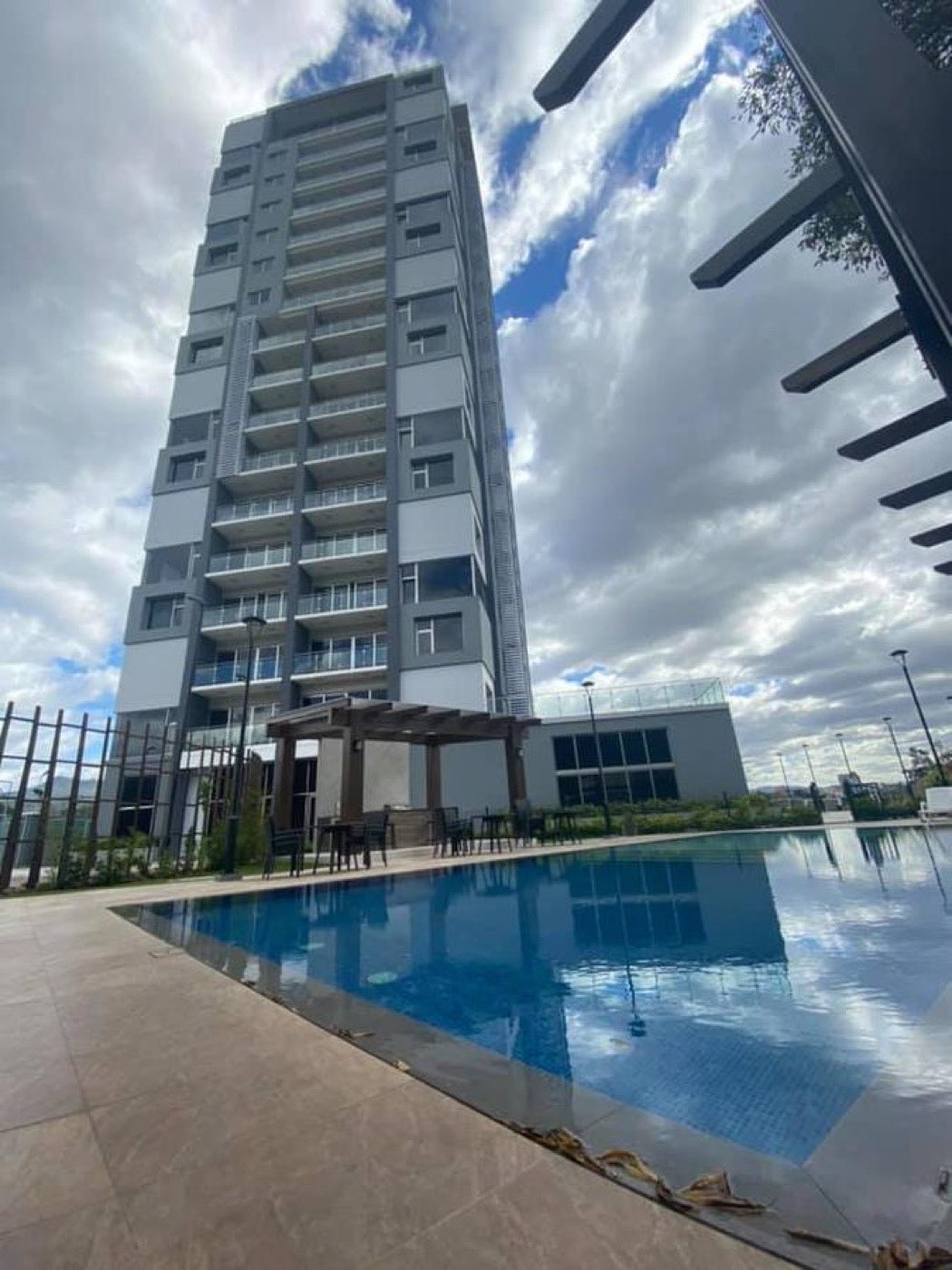 La torre de Taragón vista desde la piscina