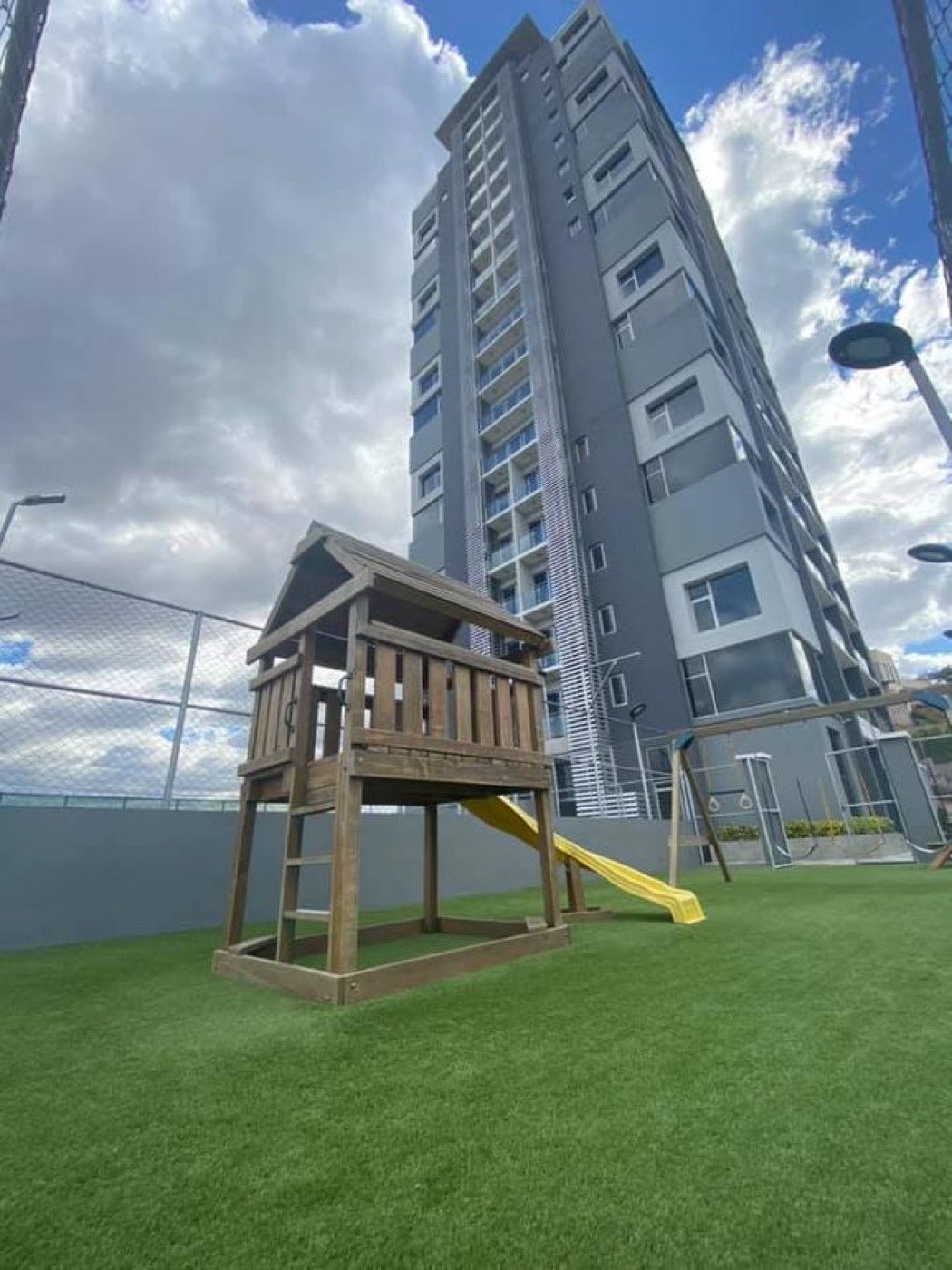 La torre y el área de juegos infantiles del conjunto